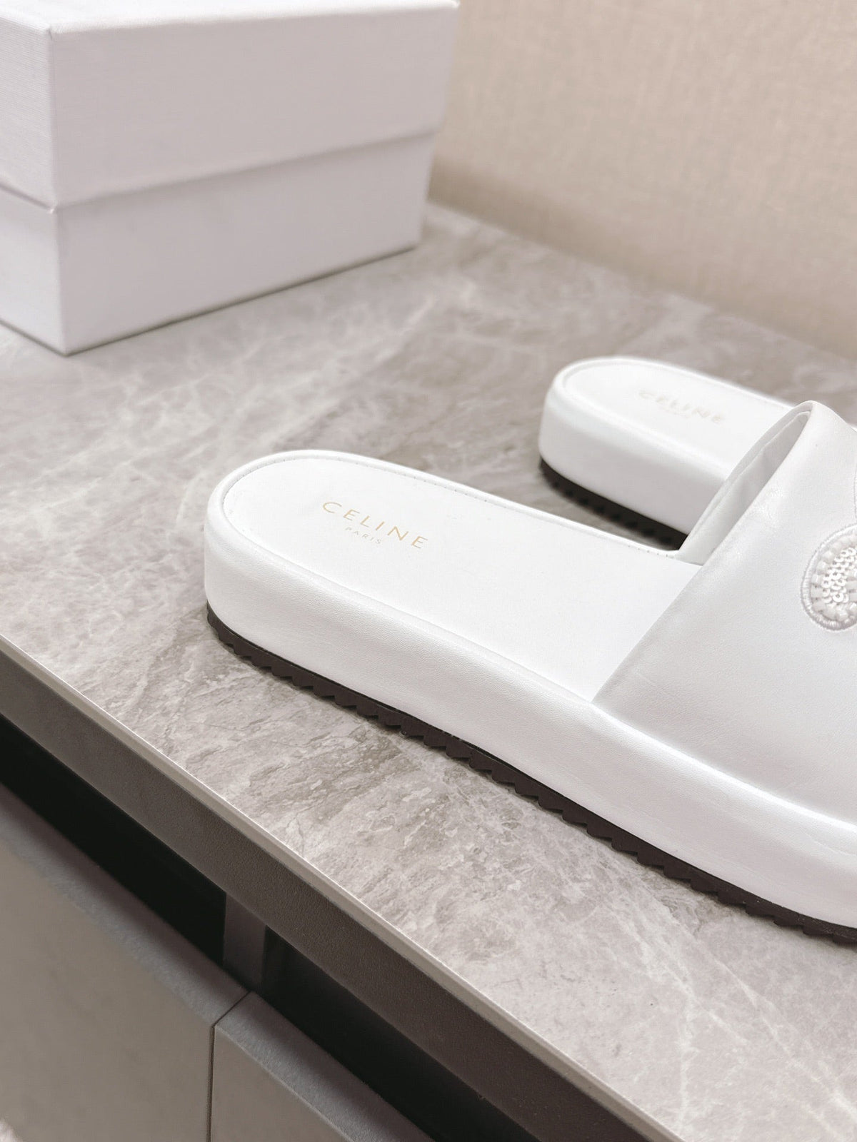THICK-SOLED SLIDES IN WHITE SMOOTH LAMBSKIN LOGO WITH CRYSTALS