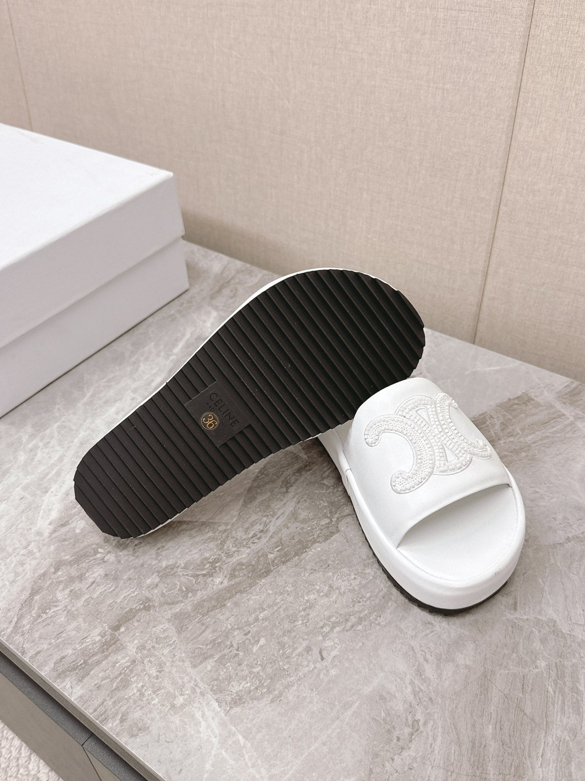 THICK-SOLED SLIDES IN WHITE SMOOTH LAMBSKIN LOGO WITH CRYSTALS