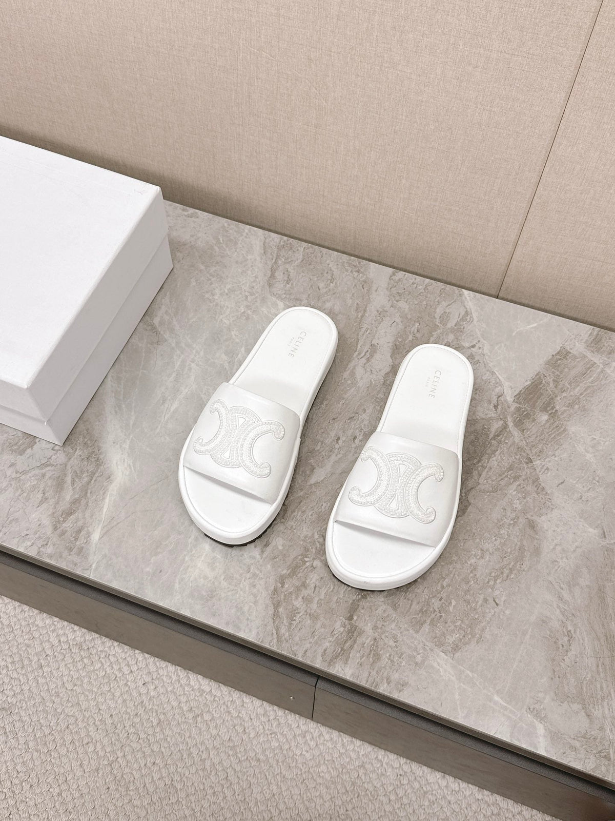 THICK-SOLED SLIDES IN WHITE SMOOTH LAMBSKIN LOGO WITH CRYSTALS