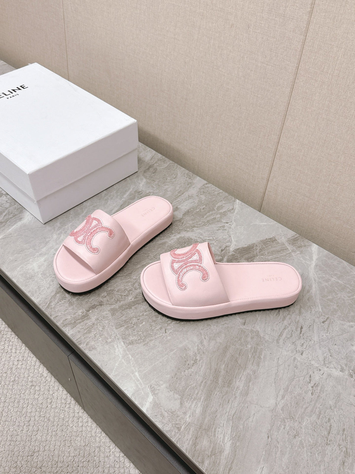 THICK-SOLED SLIDES IN LIGHT PINK SMOOTH LAMBSKIN LOGO WITH CRYSTALS