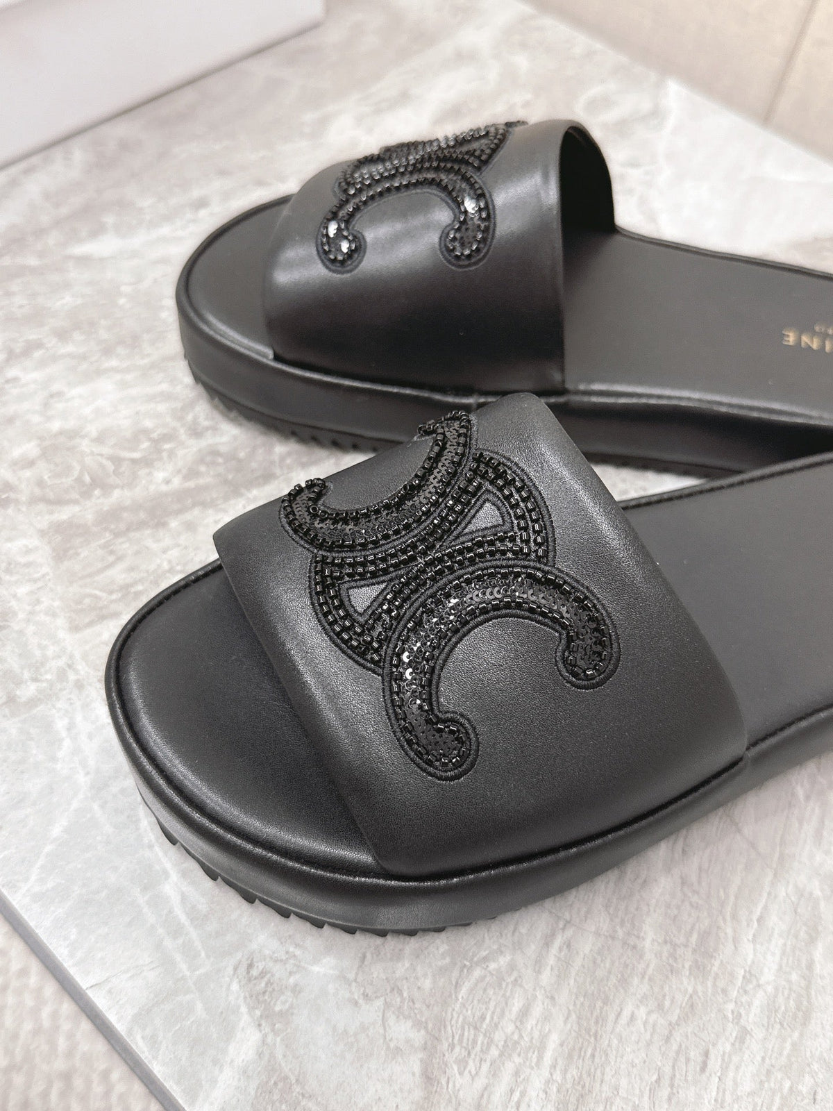 THICK-SOLED SLIDES IN BLACK SMOOTH LAMBSKIN LOGO WITH CRYSTALS