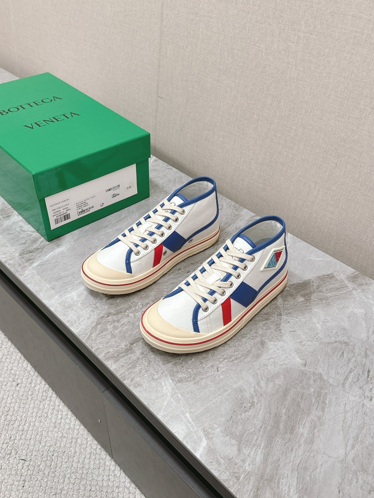 ELIOT SNEAKER IN WHITE CANVAS WITH NAVY BLUE CALFSKIN