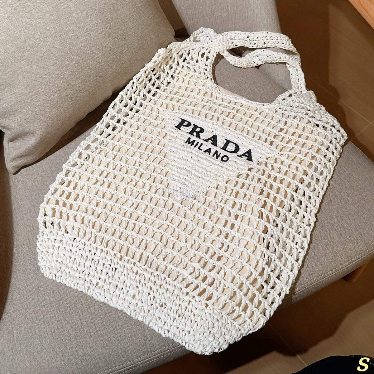 BLACK EMBROIDED LOGO TOTE BAG 38 IN WHITE WOVEN RAFFIA
