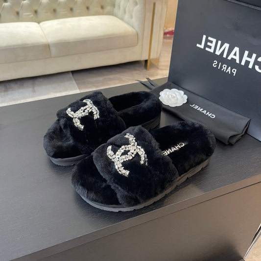 SLIPPERS IN BLACK FUR