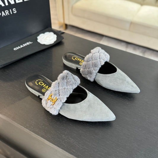 CC MULE IN ASH GREY SMOOTH FLEECE WITH GOLD HARDWARE