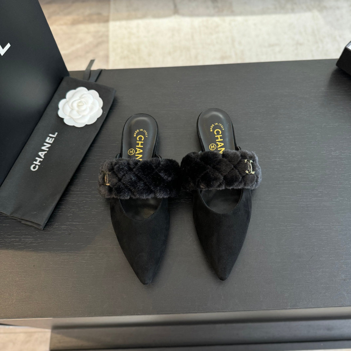 CC MULE IN BLACK SMOOTH FLEECE WITH GOLD HARDWARE