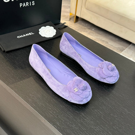 BALLET FLATS IN PASTEL PURPLE SUEDE WITH CAMELLIA