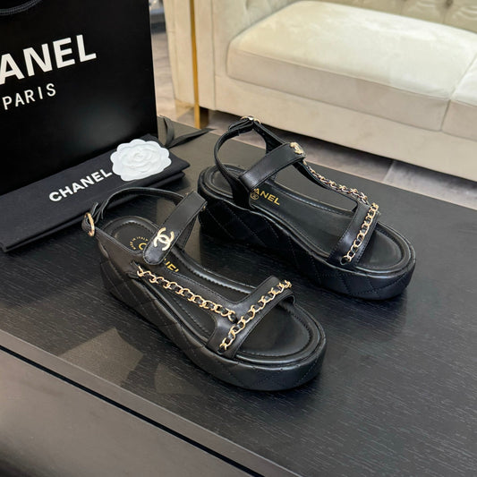 FLAT SANDALS IN BLACK LAMBSKIN WITH GOLD CHAIN