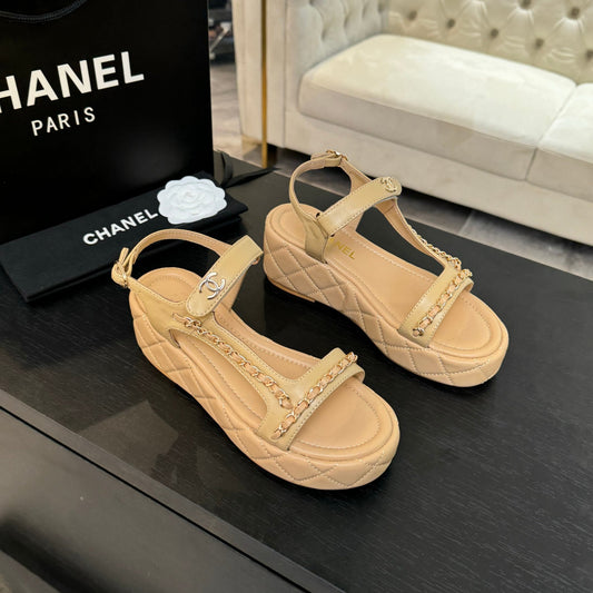FLAT SANDALS IN PEANUT BROWN LAMBSKIN WITH GOLD CHAIN