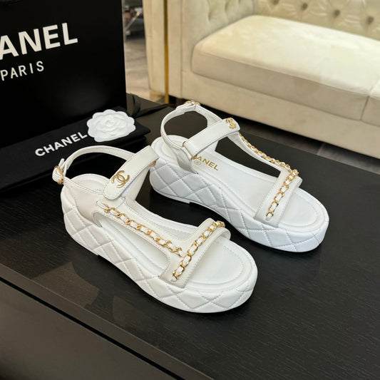 FLAT SANDALS IN WHITE LAMBSKIN WITH GOLD CHAIN