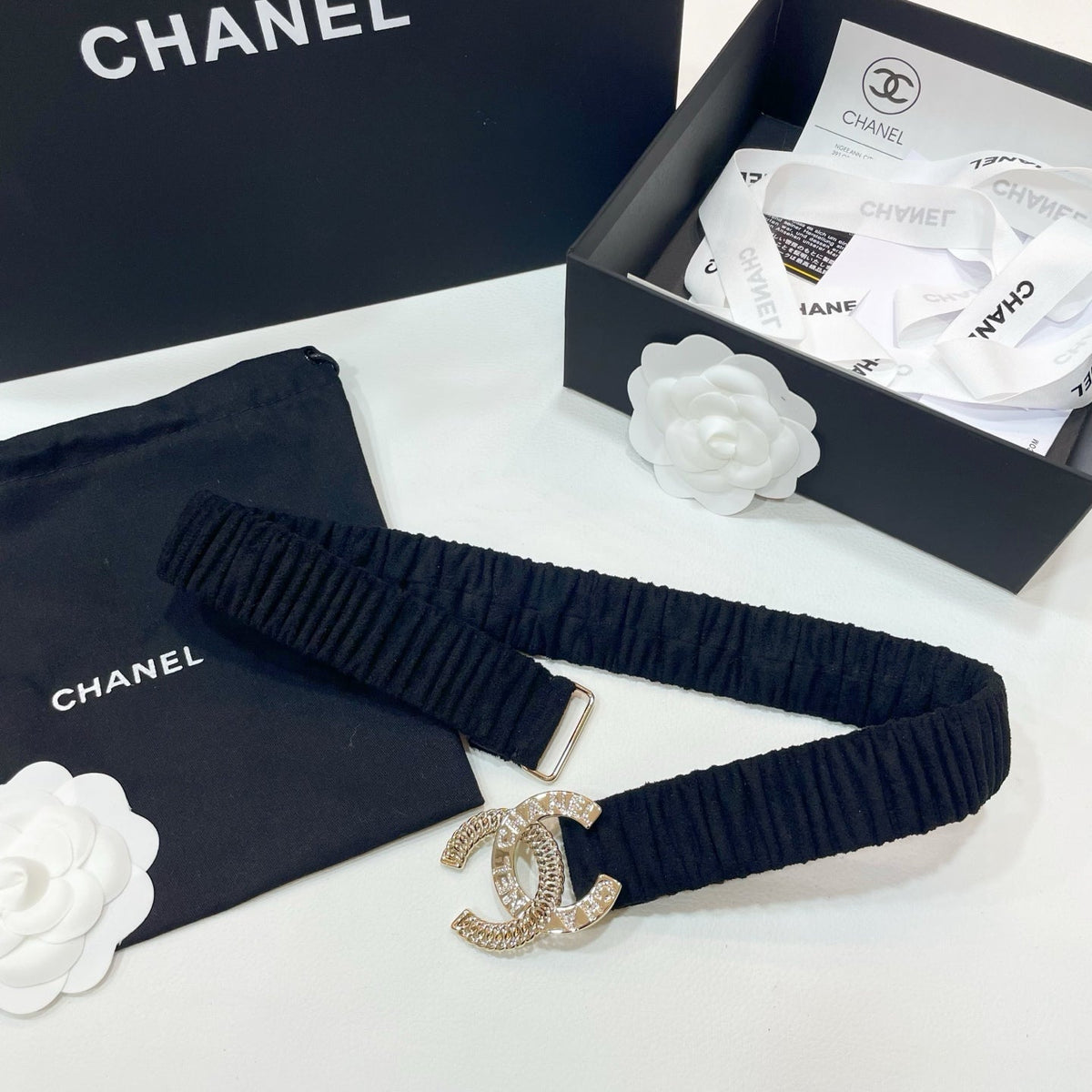 DOUBLE CC 30MM STRETCH BELT IN BLACK SUEDUE WITH GOLD CHAIN BUCKLE CRYSTAL DETAIL