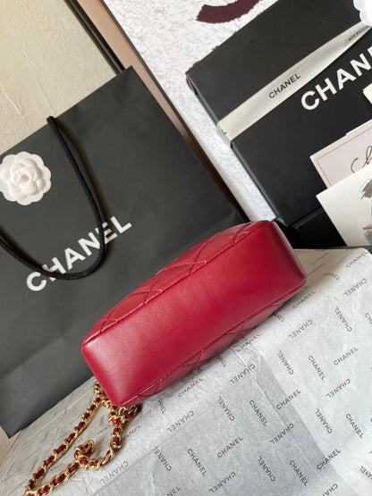 CAMERA BAG 18 IN RED QUILTED LAMBSKIN DOUBLE C GOLD COIN