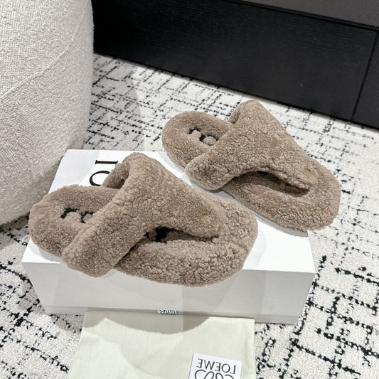LW SHEARLING THONG SLIPPER IN LIGHT BROWN