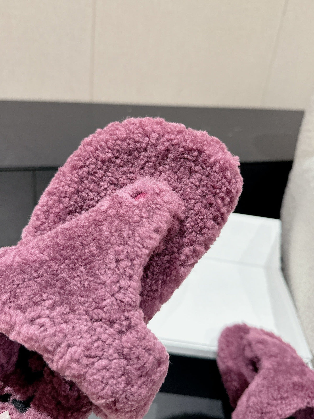 LW SHEARLING THONG SLIPPER IN GRAPE