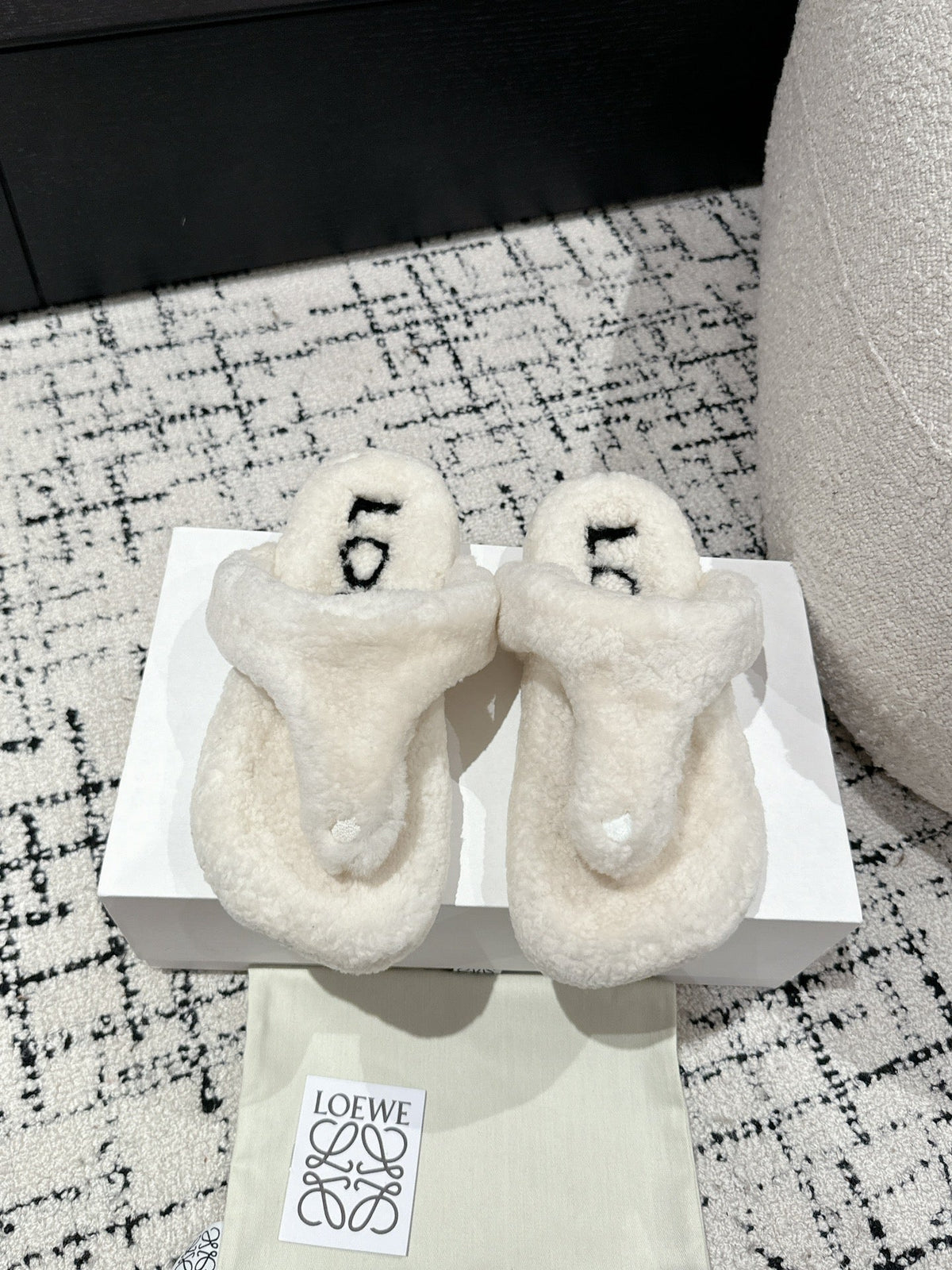 LW SHEARLING THONG SLIPPER IN WHITE