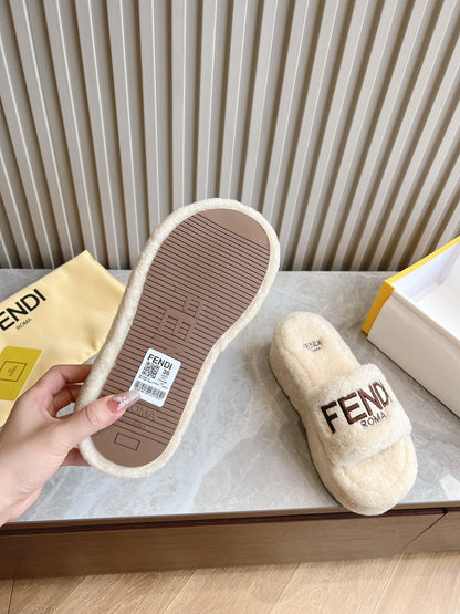FENDI SLIPPER IN WHITE FUR WITH BROWN LOGO