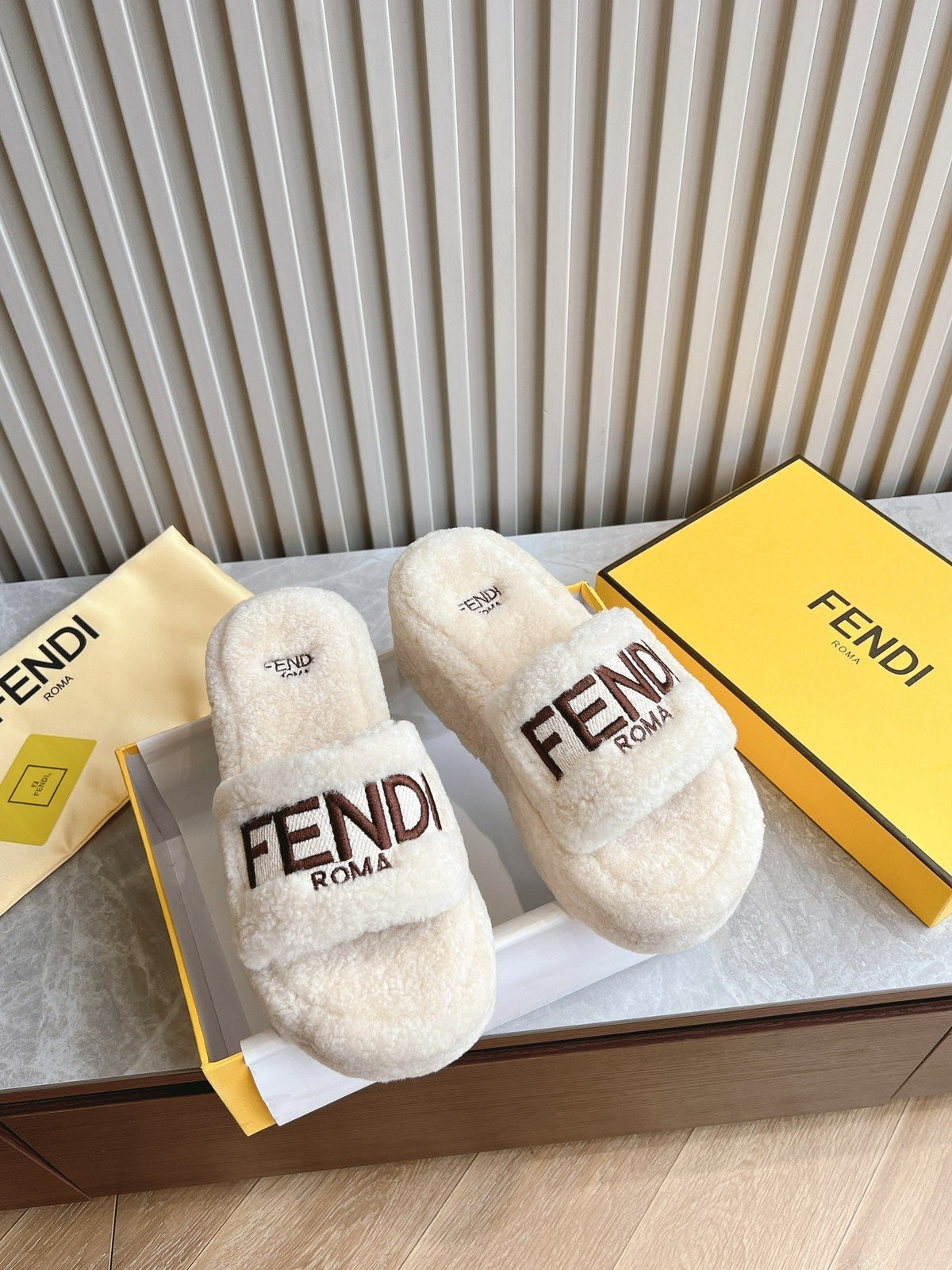 FENDI SLIPPER IN WHITE FUR WITH BROWN LOGO