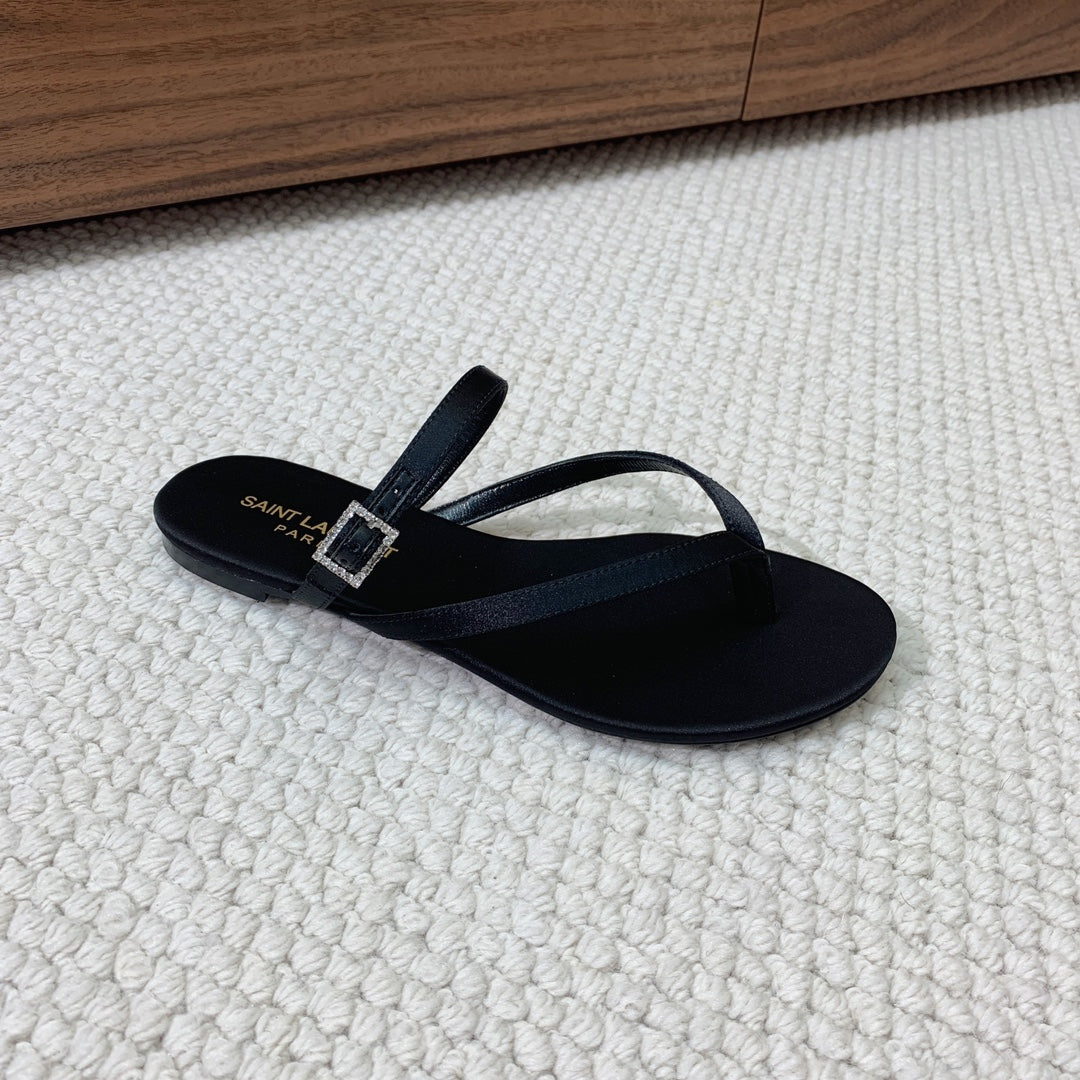 SL CRYSTAL BUCKLE THONG SANDAL BLACK SATIN