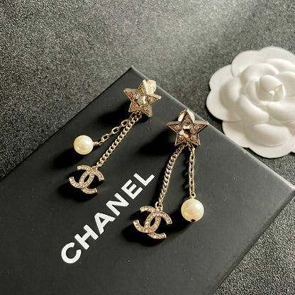 DOUBLE C STUD EARRINGS IN GOLD METAL STAR STONE DOUBLE CHAINS ONE WITH LOGO AND ONE WITH PEARL