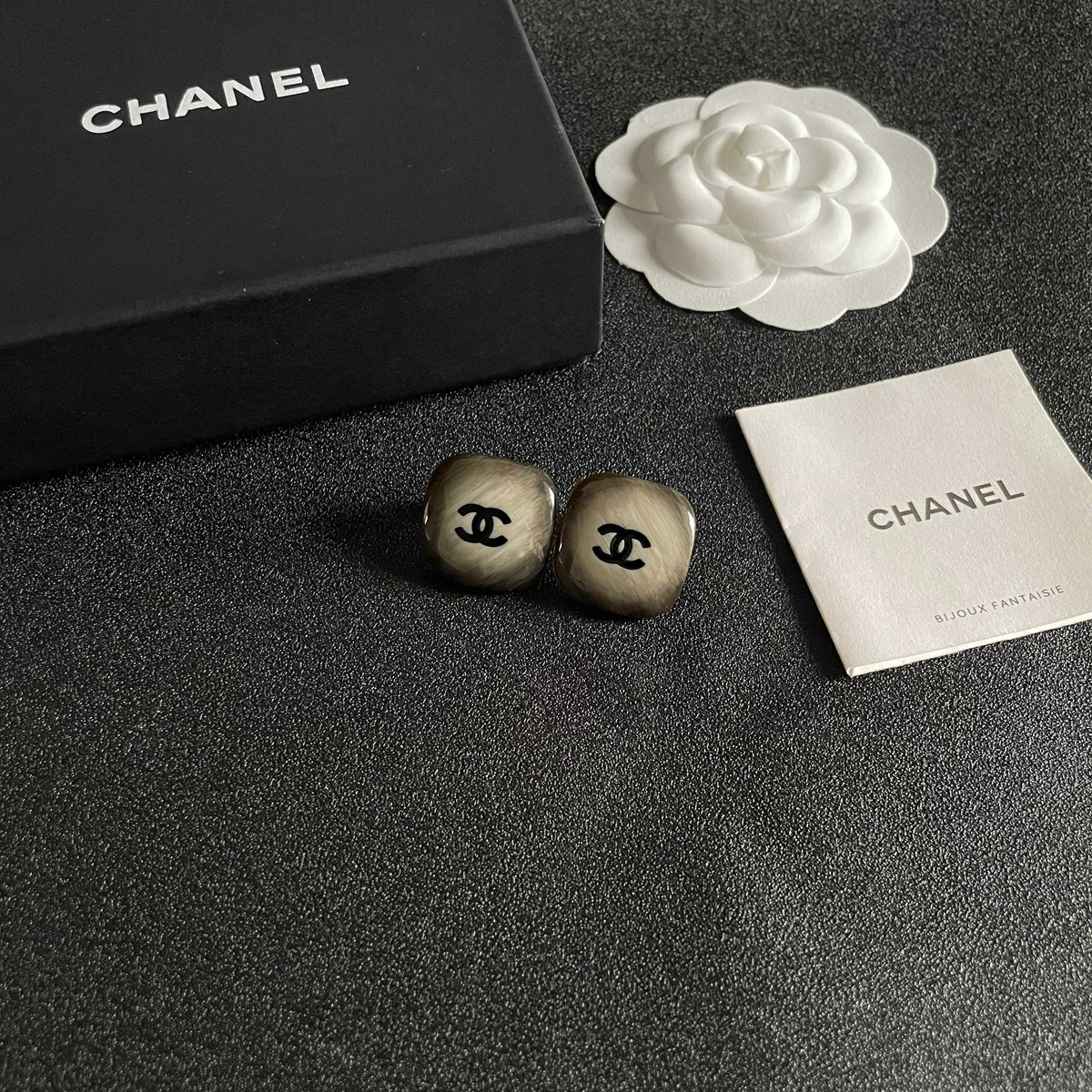 DOUBLE C STUD EARRINGS IN IVORY-TO-BROWN RESIN PATTERN