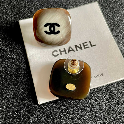 DOUBLE C STUD EARRINGS IN IVORY-TO-BROWN RESIN PATTERN