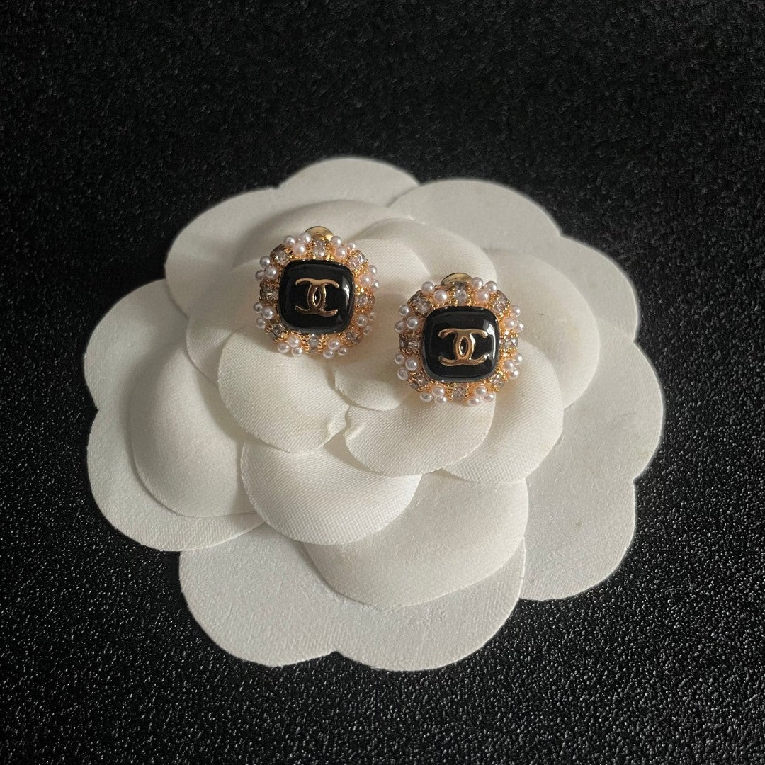 STUD EARRINGS SQUARE DOUBLE C IN GOLD METAL WHITE PEARL BLACK ENAMEL