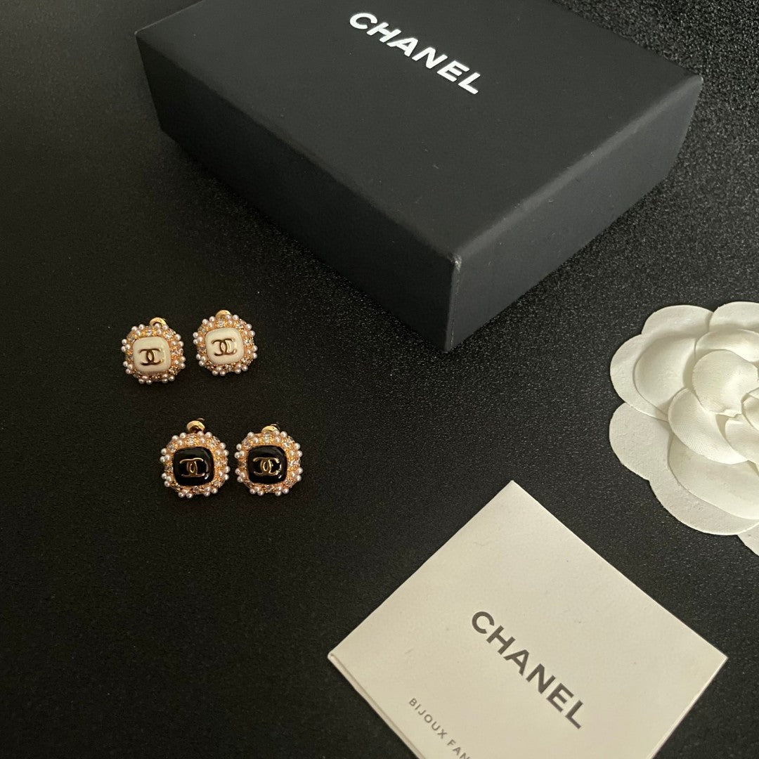 STUD EARRINGS SQUARE DOUBLE C IN GOLD METAL WHITE PEARL BLACK ENAMEL