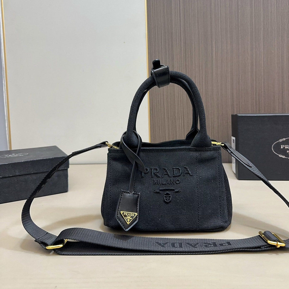 EMBOSSED LOGO TOTE BAG 30 IN BLACK FABIC