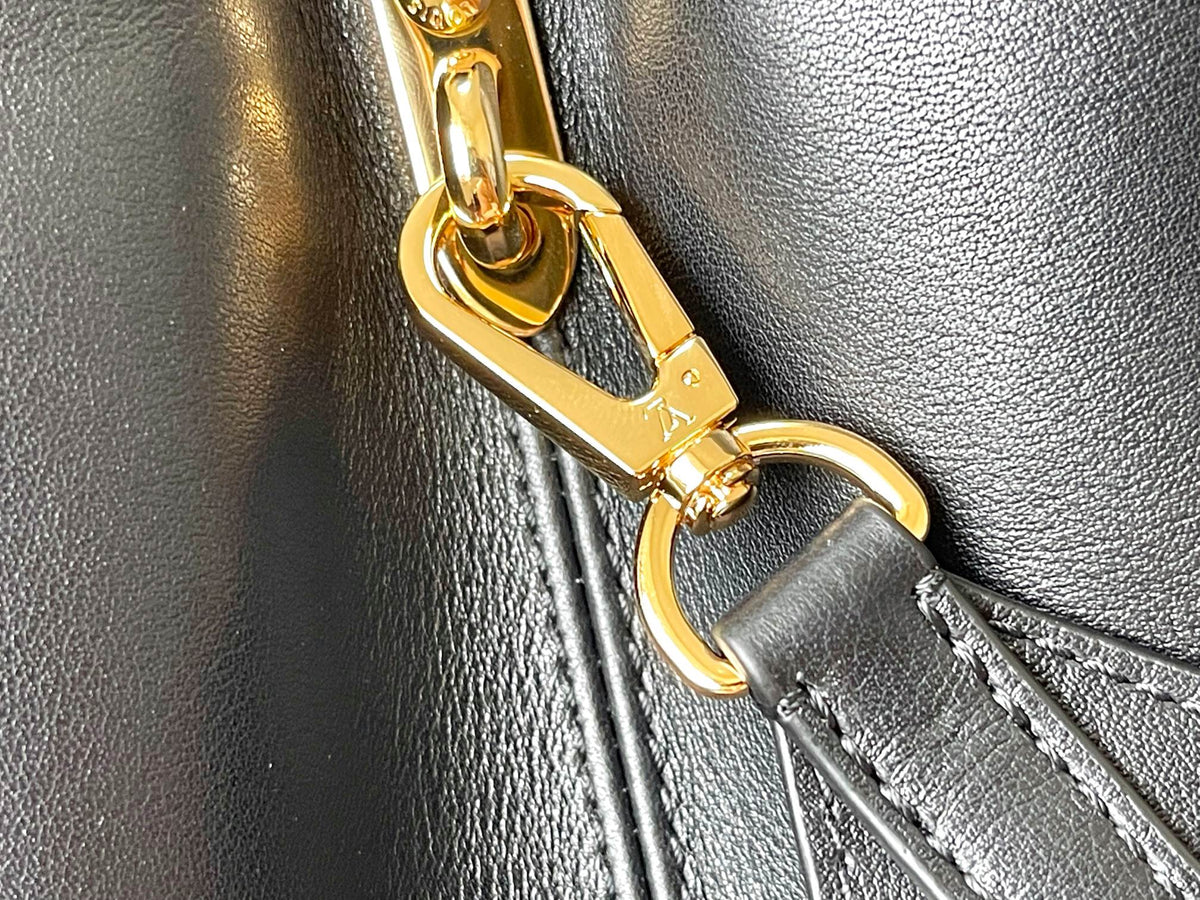 CAPUCINES SOUPLE GM 38 IN BLACK SMOOTH CALFSKIN GOLD HARDWARE