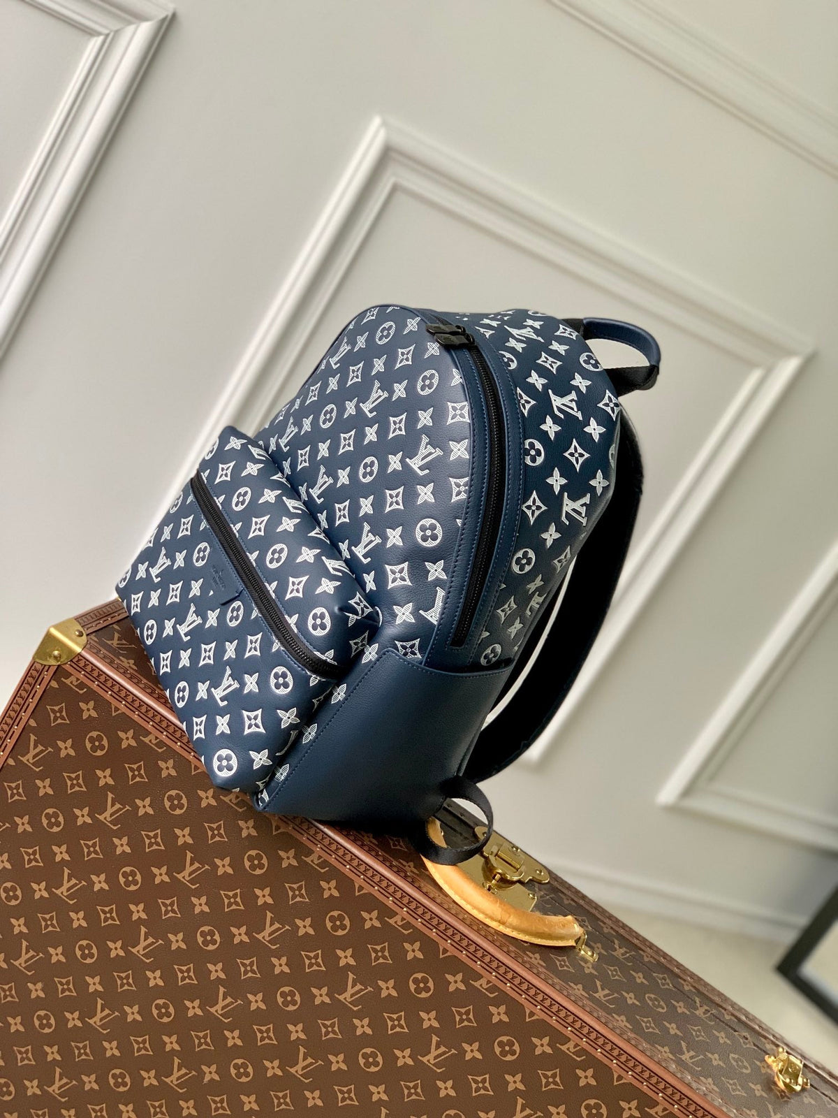 DISCOVERY PM BACKPACK 38 IN NAVY BLUE LAMBSKIN WHITE MONOGRAM LOGO