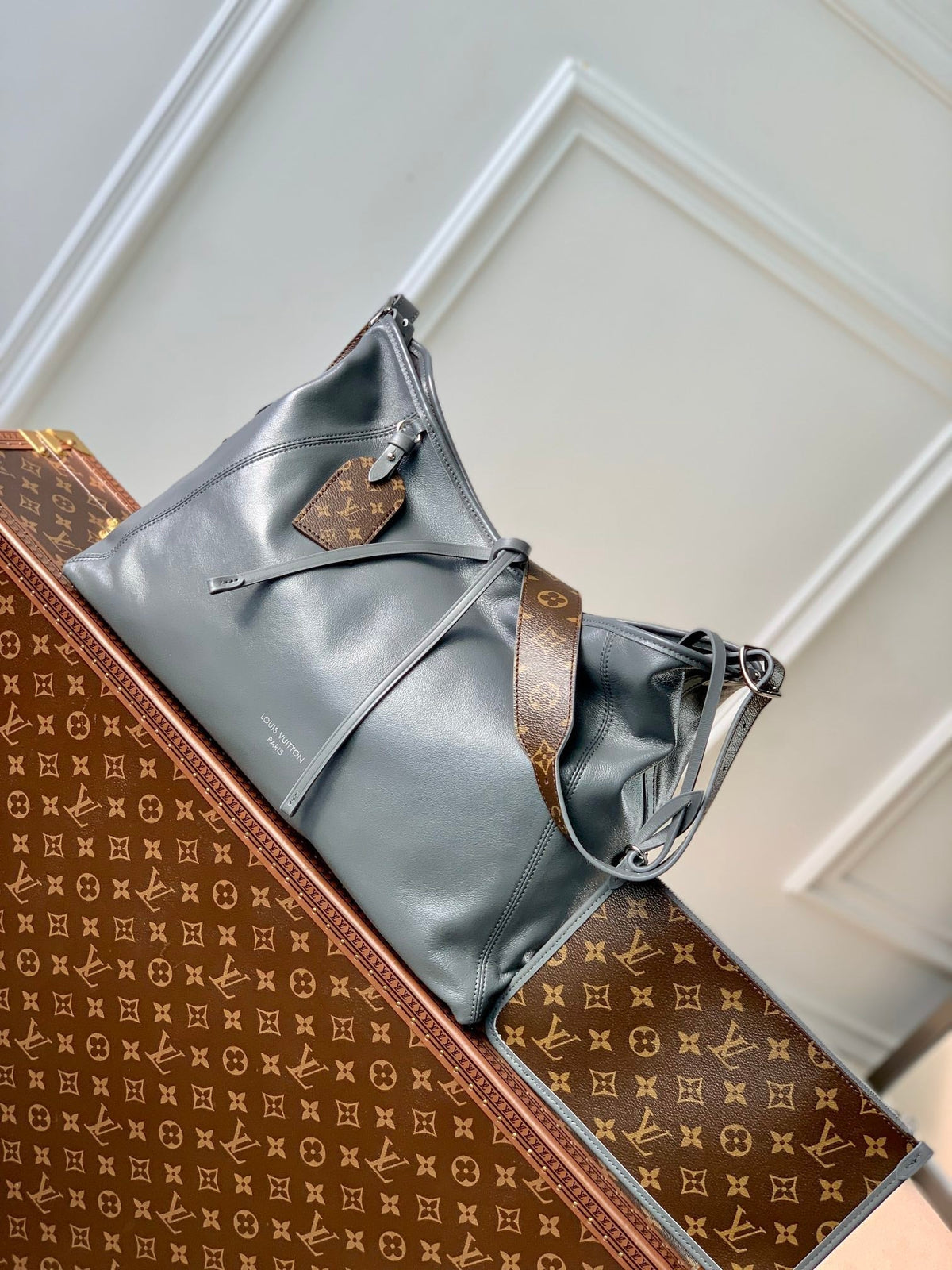 CARRYALL DARK 39 IN GREY LAMBSKIN BROWN MONOGRAM TAG