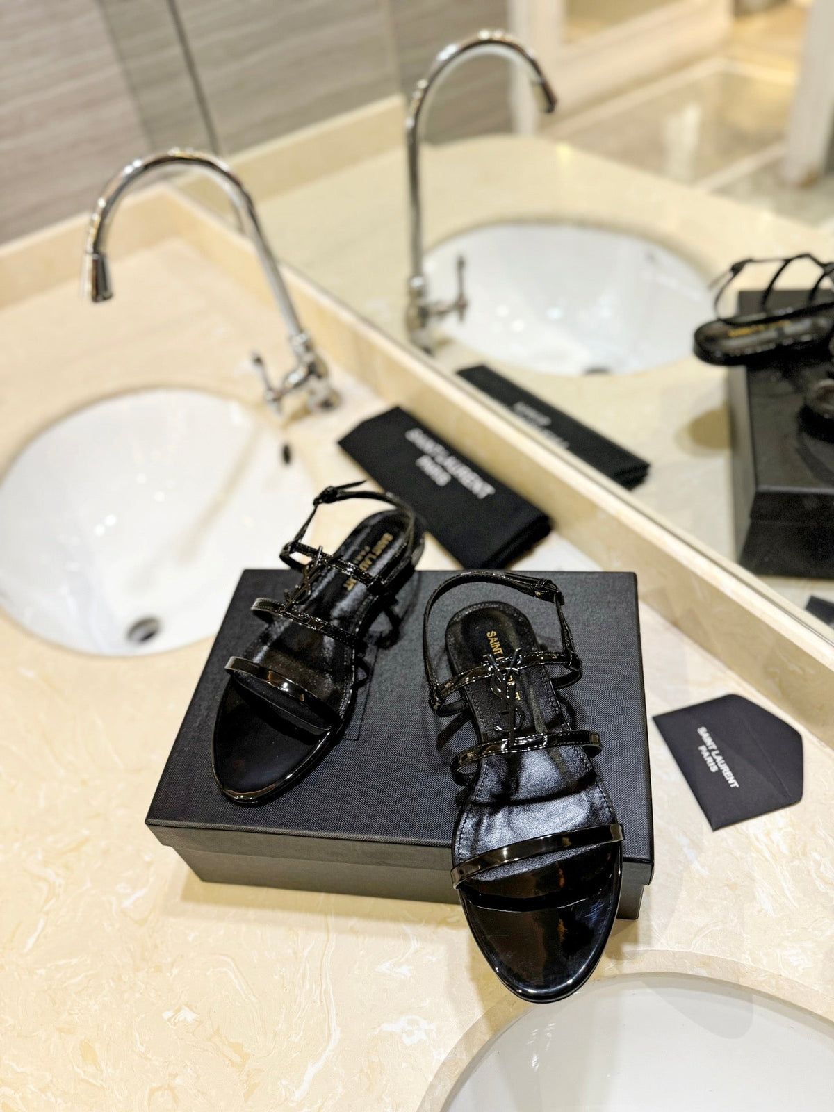 SL LOGO FLAT SANDALS BLACK POLISHED CALFSKIN