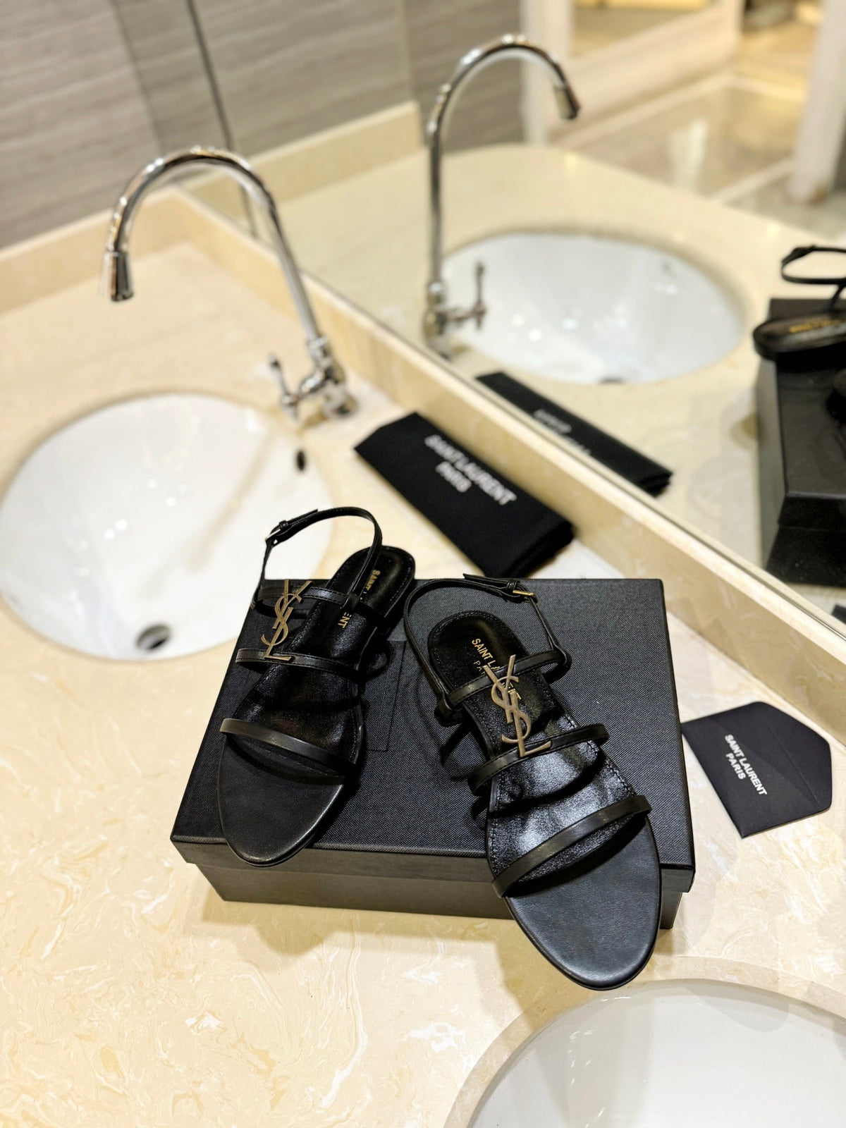 SL LOGO FLAT SANDALS BLACK CALFSKIN