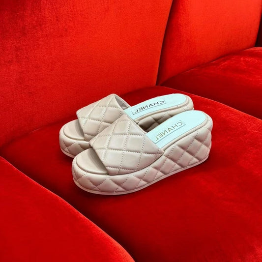 CC WEDGE HEEL BEIGE CREAM LAMBSKIN