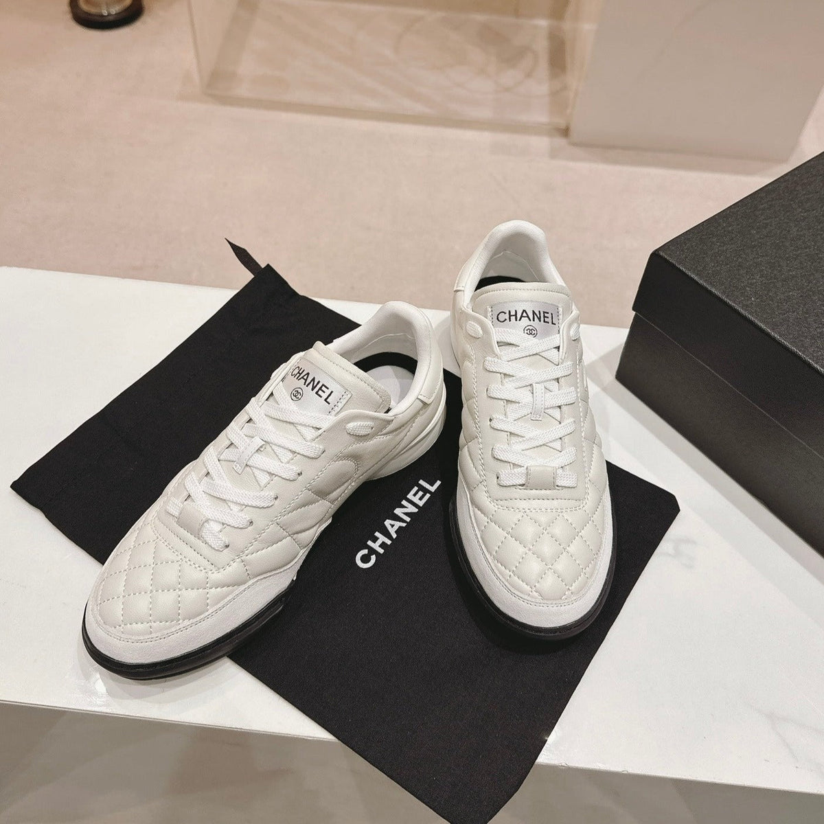 SNEAKERS IN GLOSSY WHITE LAMBSKIN