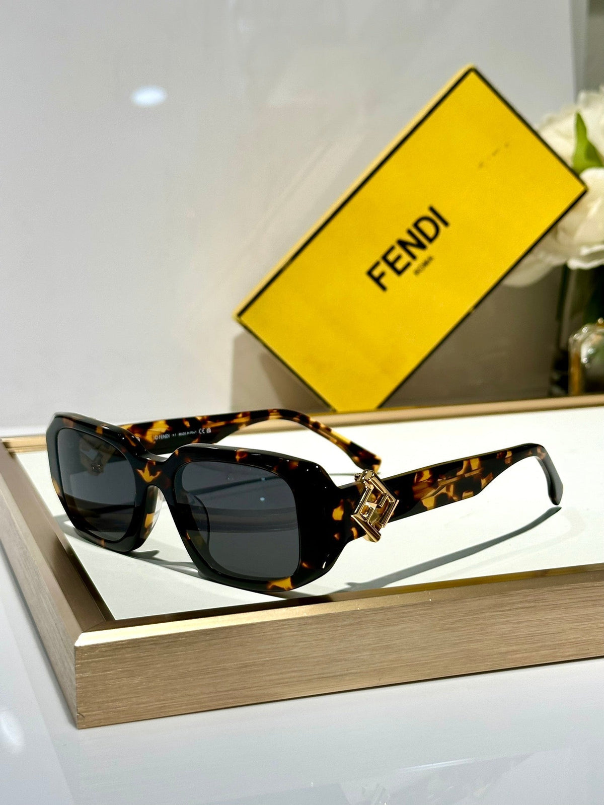 ROMA RECTANGULAR FRAME SUNGLASSES FE40151U IN ACETATE