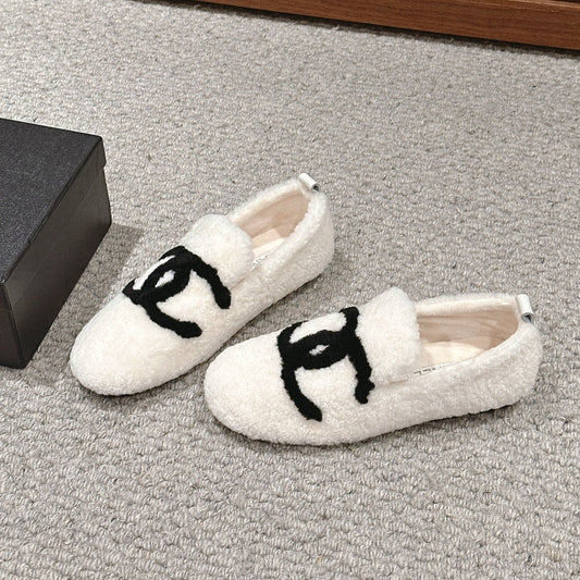 CC LOAFERS IN WHITE FLEECE WITH BLACK LOGO
