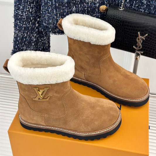CHUNKY SOLE SNOW BOOTS IN PEANUT BROWN SUEDE AND WHITE WOOL