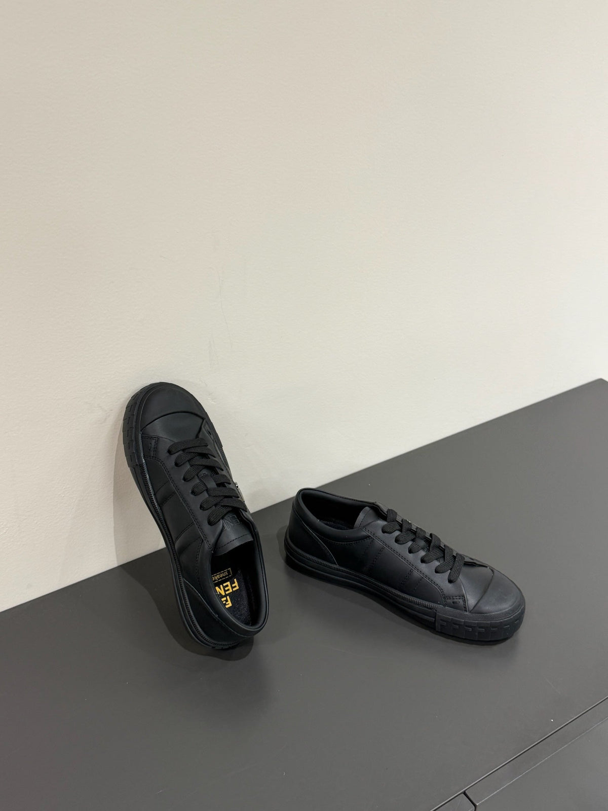 FF TRAINER SNEAKER IN BLACK CALFSKIN