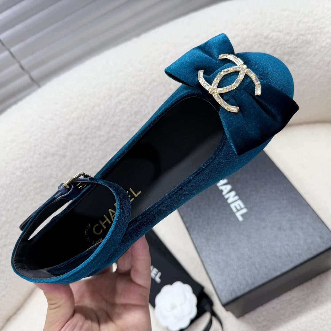 MARY JANE SHOES IN CLASSIC BLUE VELVET
