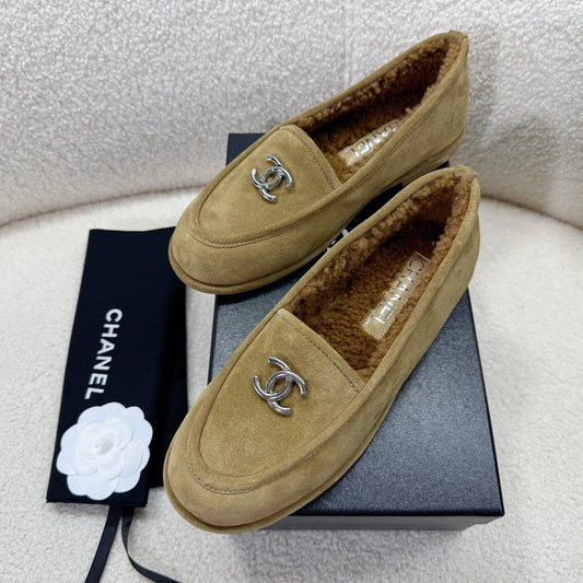 LOAFER IN PEANUT BROWN SUEDE AND WOOL LINING