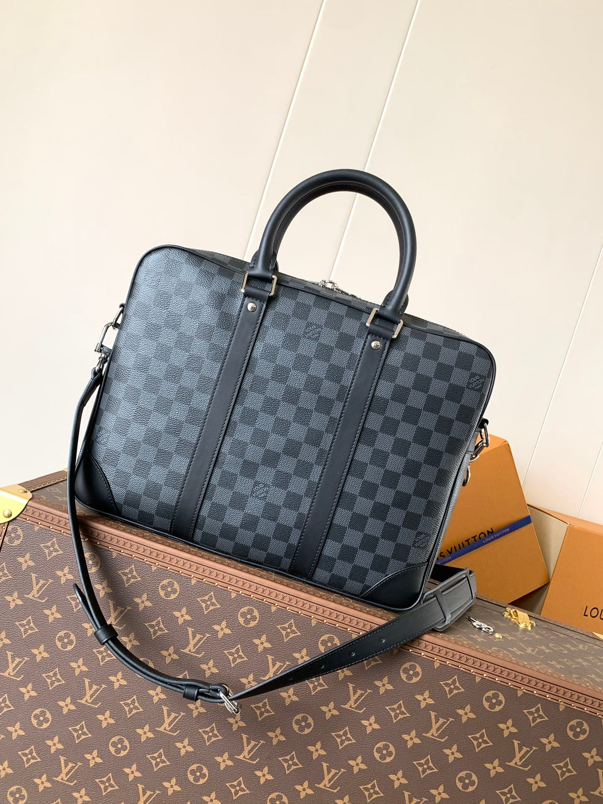 PORTE- DOCUMENTS VOYAGE NM HANDBAG 36 IN BLACK DAMIER GRAPHITE CANVAS