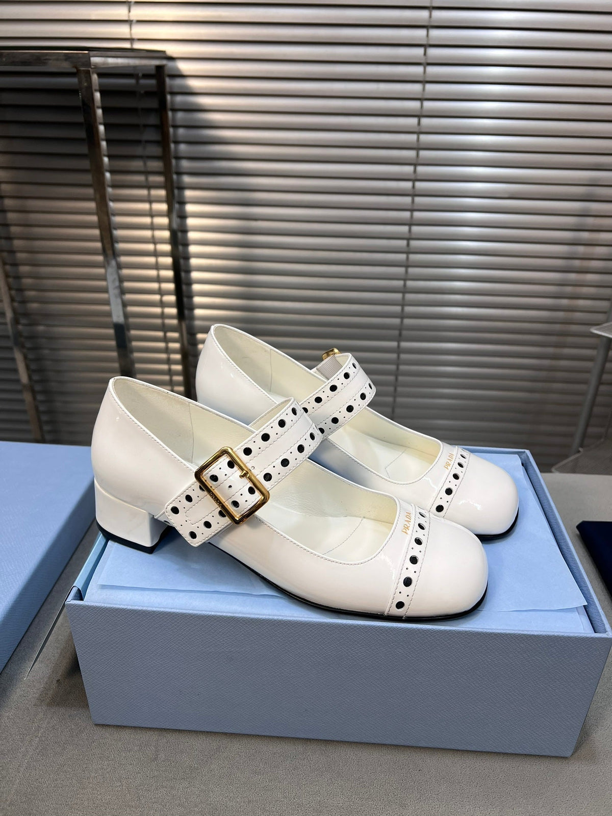 MARY JANE PUMPS IN WHITE GLOSSY CALFSKIN