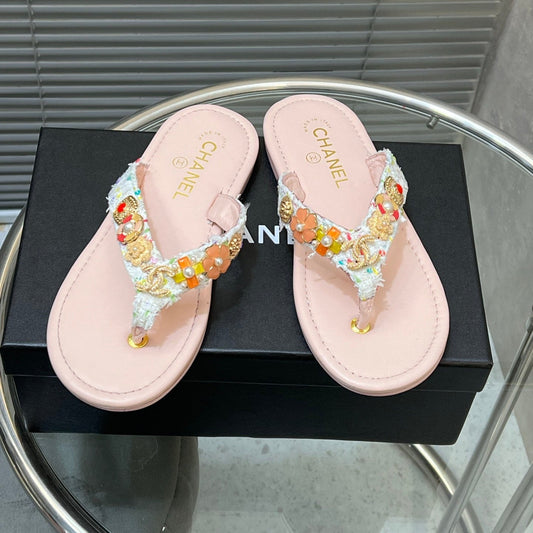 THONG SLIPPERS IN LIGHT PINK SOFT LEATHER WITH LOGO STICKER DETAIL