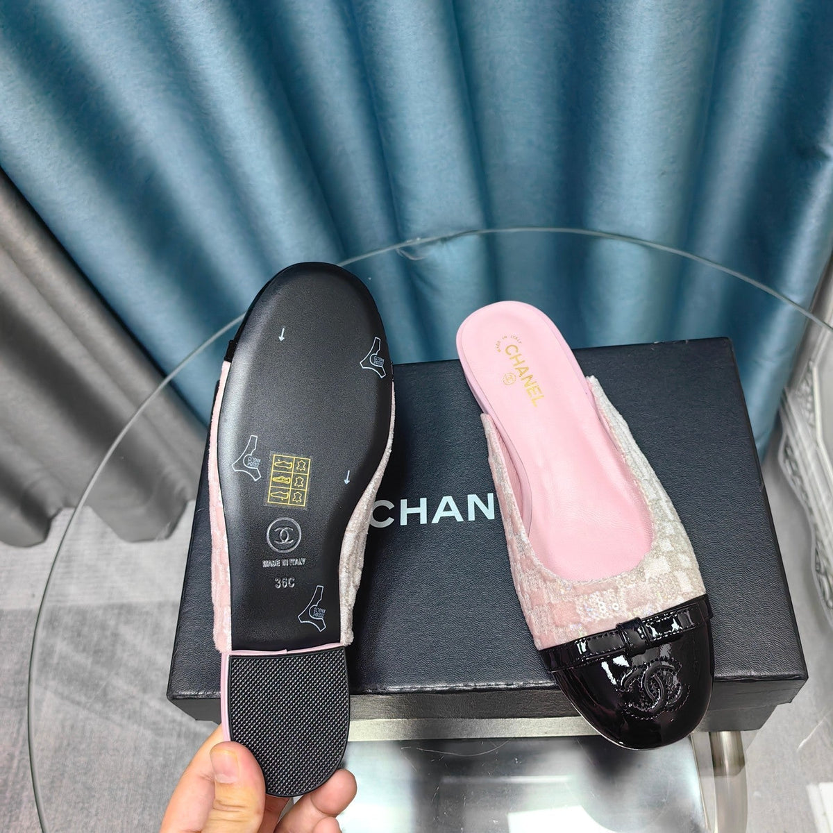 MULE IN LIGHT PINK SATIN AND BLACK LAMBSKIN