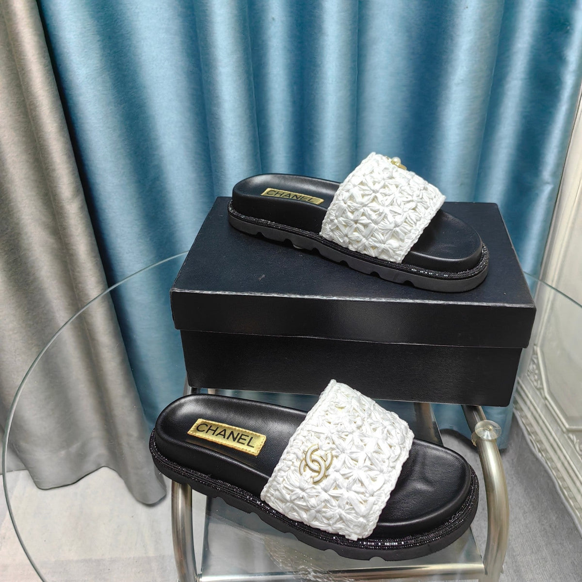 KNIT SLIPPERS IN LIGHT PINK WOVEN SATIN AND BLACK SHEEPSKIN