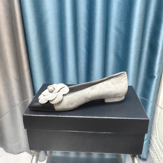 CC BALLET FLAT IN SPANISH GRAY SUEDE AND BLACK CALFSKIN WITH FLOWER