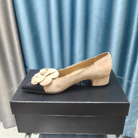 CC MEDIUM HEELS IN TAN BEIGE SUEDE AND BLACK CALFSKIN WITH FLOWER