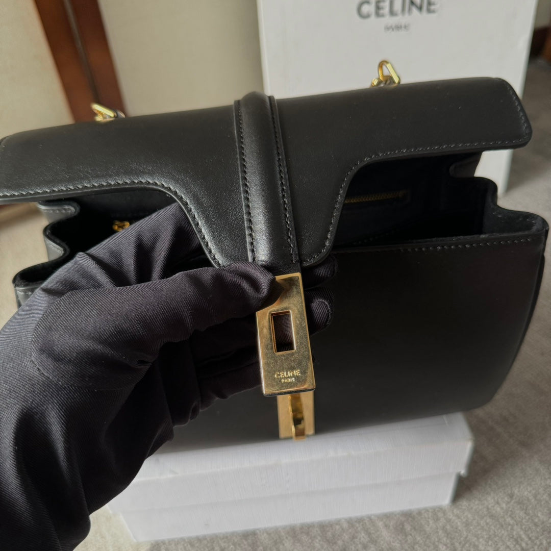 FLAP SHOULDER BAG 23 IN BLACK LAMBSKIN GOLD HARDWARE
