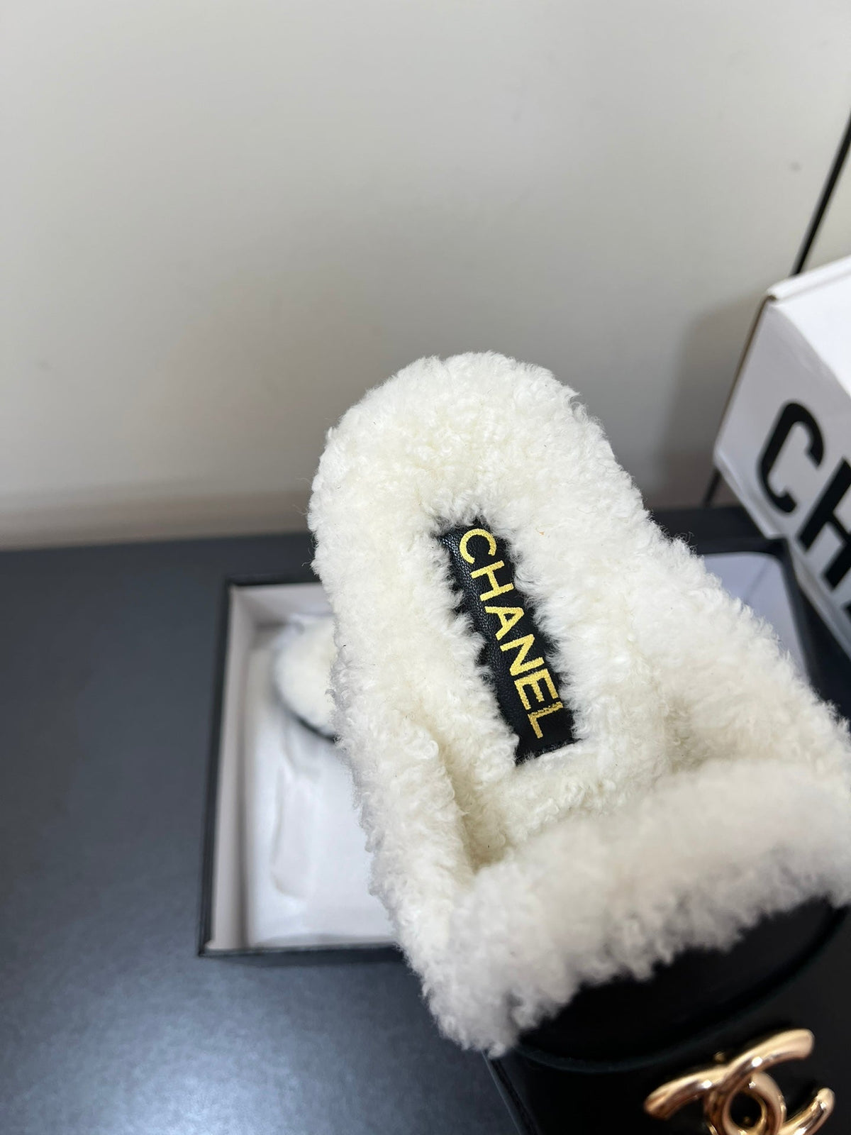 LOAFERS MULE IN BLACK CALFSKIN AND WHITE FLEECE LINING